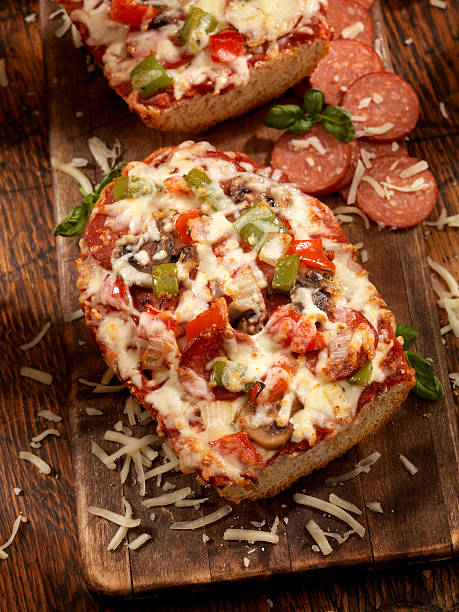 pizza de luxe french - french bread pizza photos et images de collection