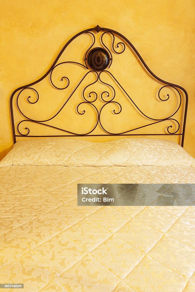 Vecchio letto nella casa Toscana, Italia - Foto stock royalty-free di Accogliente