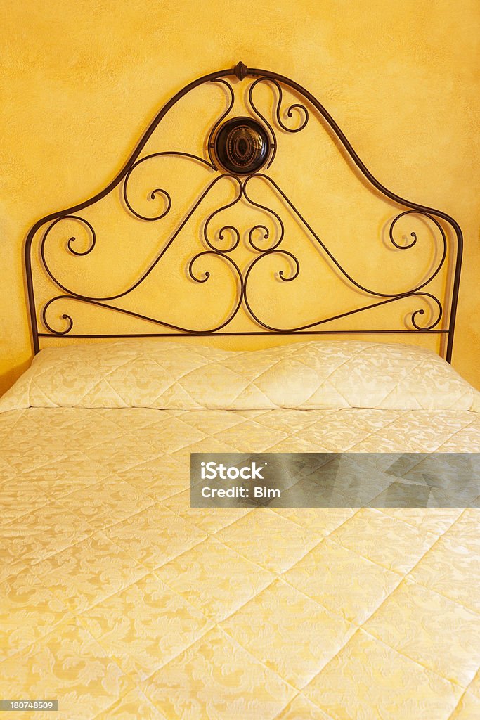 Old cama em casa da Toscana, Itália - Foto de stock de Aconchegante royalty-free