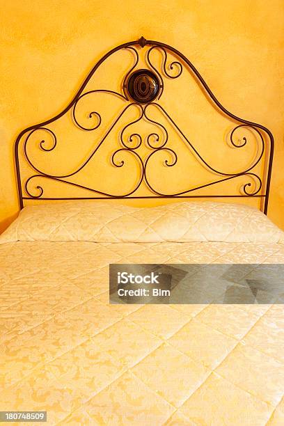 Velha Tuscan Cama Em Casa Itália - Fotografias de stock e mais imagens de Aconchegante - Aconchegante, Amarelo, Antigo
