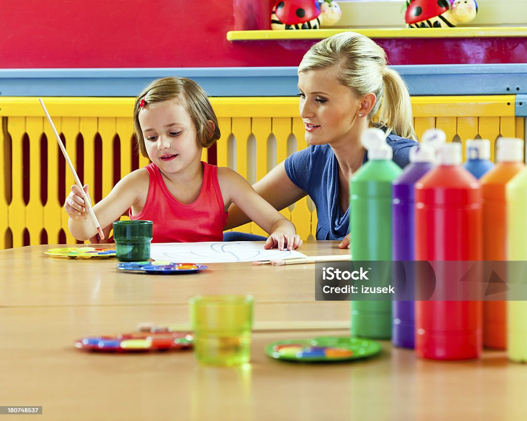 Bambina carina dipinto - Foto stock royalty-free di 20-24 anni