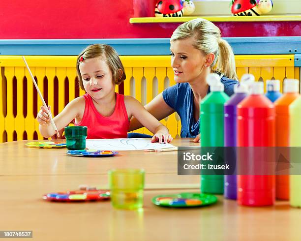 Bambina Carina Dipinto - Fotografie stock e altre immagini di 20-24 anni - 20-24 anni, 4-5 anni, Acquerello