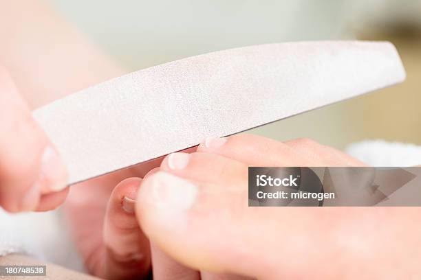 Photo libre de droit de Des Ongles De Pédicure Du Salon banque d'images et plus d'images libres de droit de Adulte - Adulte, Belle femme, Blanc