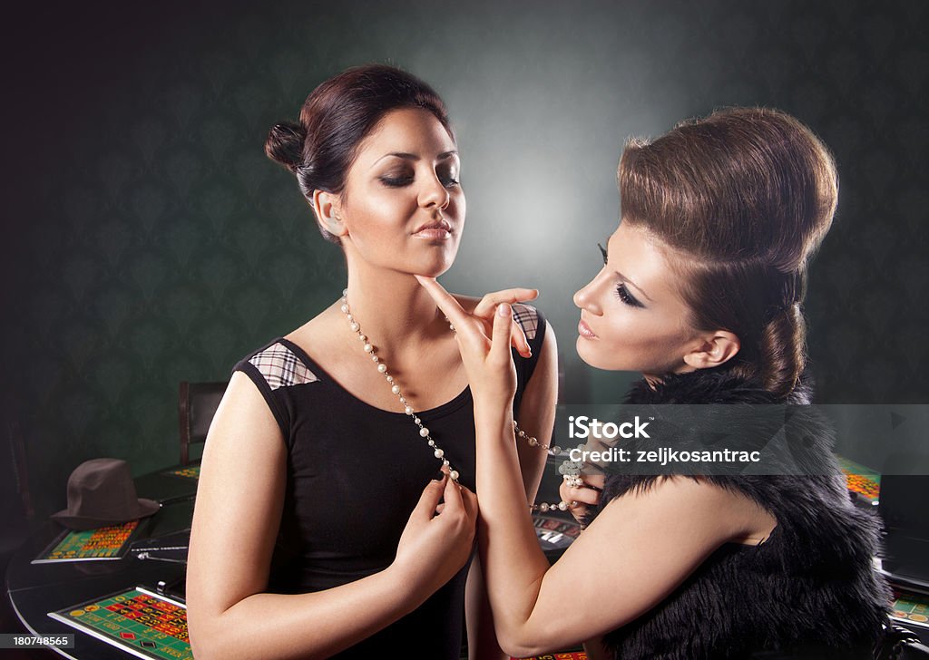 1-800- gambler 두 여성 - 로열티 프리 가능성 스톡 사진