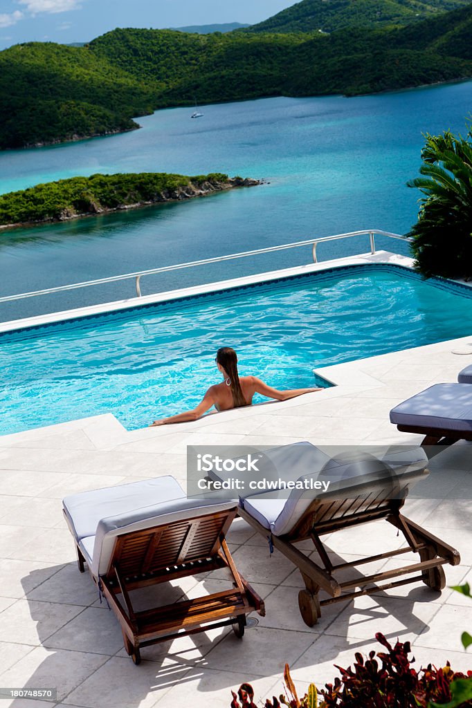 Mujer disfrutando de la piscina de la villa del Caribe - Foto de stock de Lujo libre de derechos