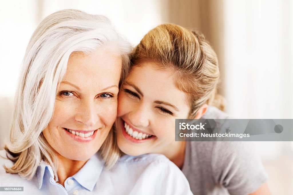 Felice donna Senior con la nipote - Foto stock royalty-free di 60-69 anni