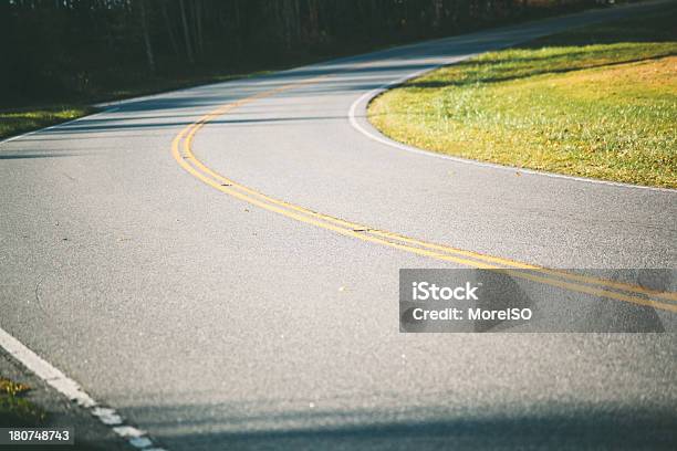 Calle Vacía En Tennessee Foto de stock y más banco de imágenes de Aire libre - Aire libre, Aislado, Asfalto