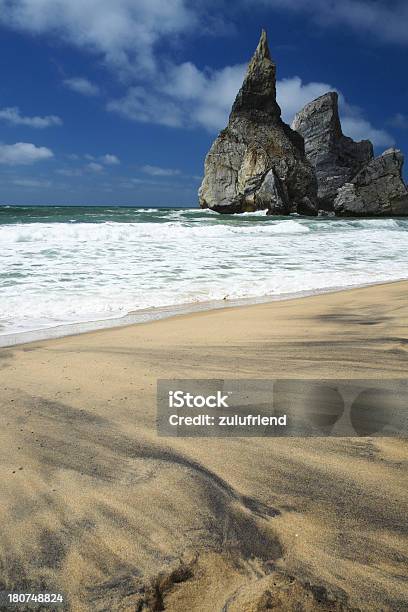 Praia Em Sintra - Fotografias de stock e mais imagens de Ao Ar Livre - Ao Ar Livre, Areia, Coluna de calcário marítimo