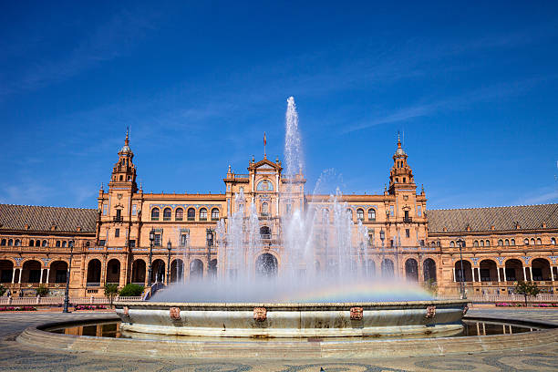 plaza de españa in sevilla-regenbogen in brunnen wasser - seville sevilla fountain palacio espanol stock-fotos und bilder