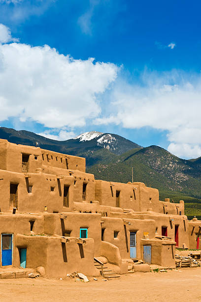 アドビ様式の建築 - taos ストックフォトと画像