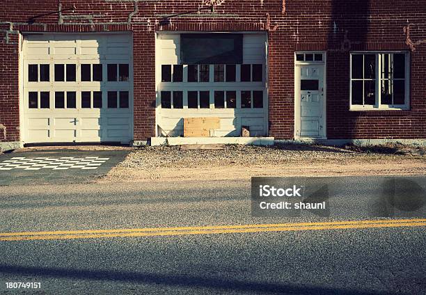 Assistenza Stradale Garage - Fotografie stock e altre immagini di Ambientazione esterna - Ambientazione esterna, Autofficina, Autostrada a due corsie