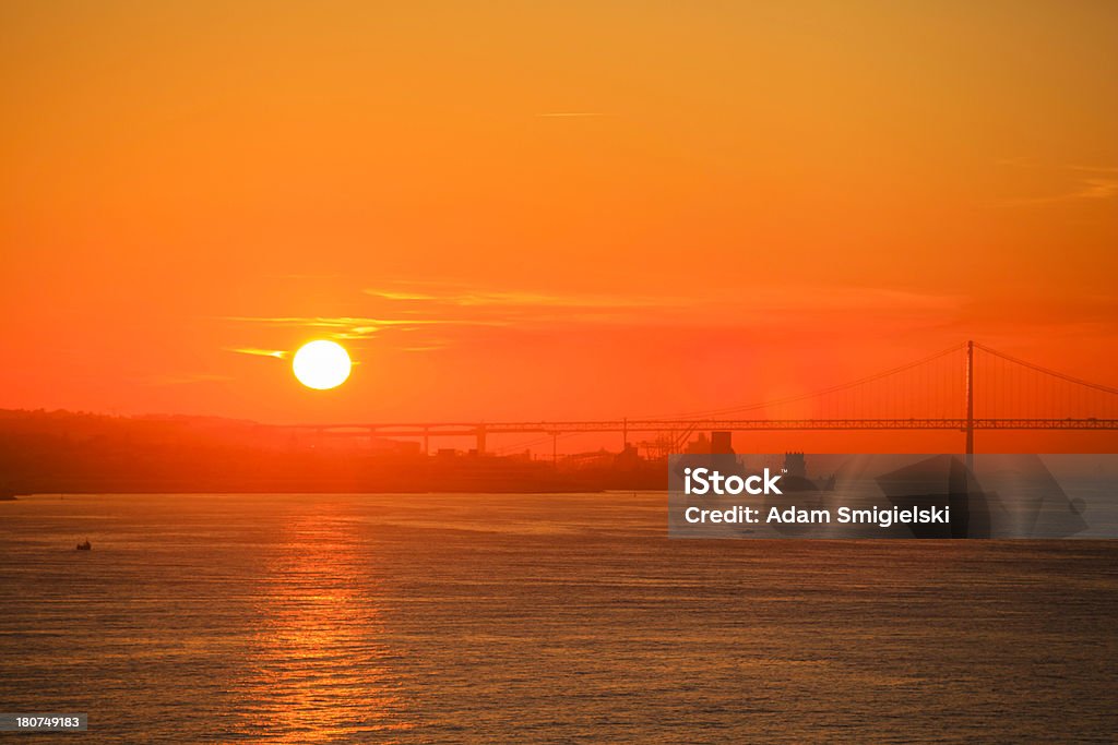 Vibrante do nascer/pôr do sol sobre o rio - Foto de stock de Ajardinado royalty-free