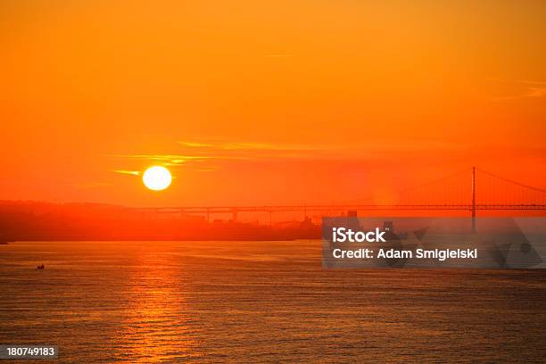 Vibrante Nascer Pôr Do Sol Sobre O Rio - Fotografias de stock e mais imagens de Ajardinado - Ajardinado, Amarelo, Ambiente dramático