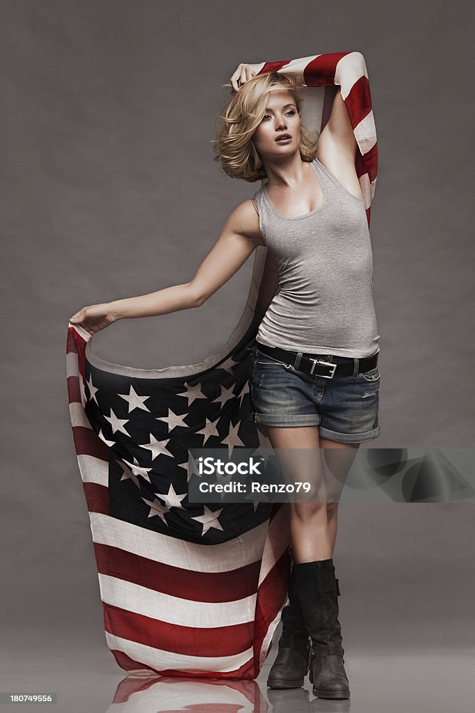 Weibliche Holding eine amerikanische Flagge - Lizenzfrei 4. Juli Stock-Foto
