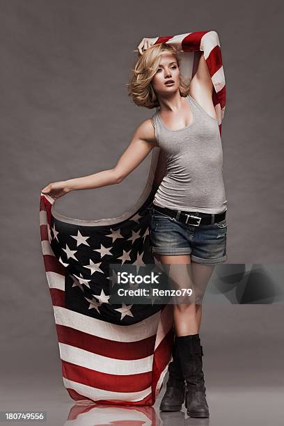 Foto de Mulher Segurando Uma Bandeira Americana e mais fotos de stock de 4 de Julho - 4 de Julho, Adolescência, Adulto