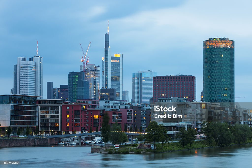 Frankfurt Westhafen, Skyline in der Abenddämmerung, Blick auf den Main, Deutschland - Lizenzfrei Abenddämmerung Stock-Foto