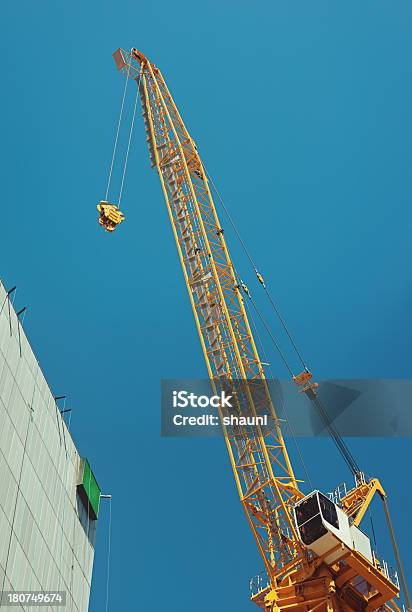 Foto de Crane No Céu e mais fotos de stock de Alto - Descrição Geral - Alto - Descrição Geral, Amarelo, Aço