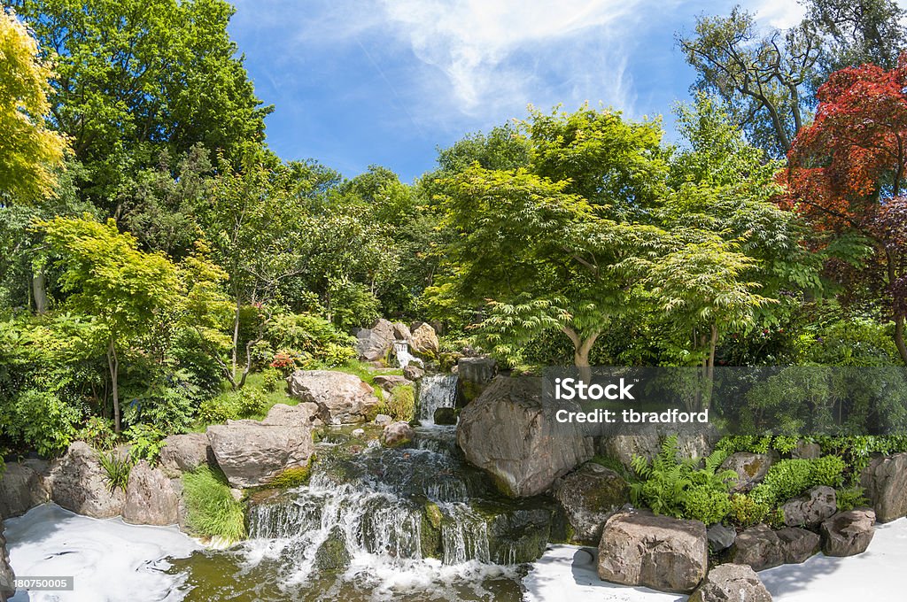 Linda cascata em um Scenic Jardim - Royalty-free Jardim Japonês Foto de stock