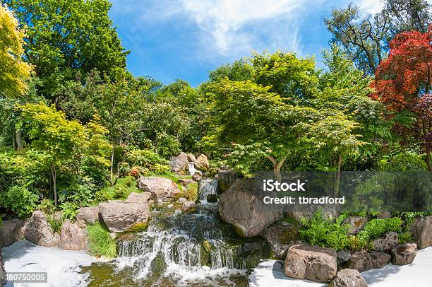 Linda Cascata Em Um Scenic Jardim - Fotografias de stock e mais imagens de Jardim Japonês - Jardim Japonês, Ao Ar Livre, Arbusto
