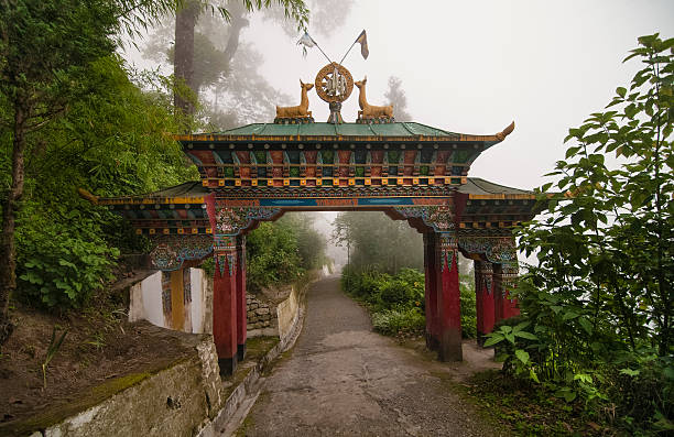 puerta al temple - sikkim fotografías e imágenes de stock