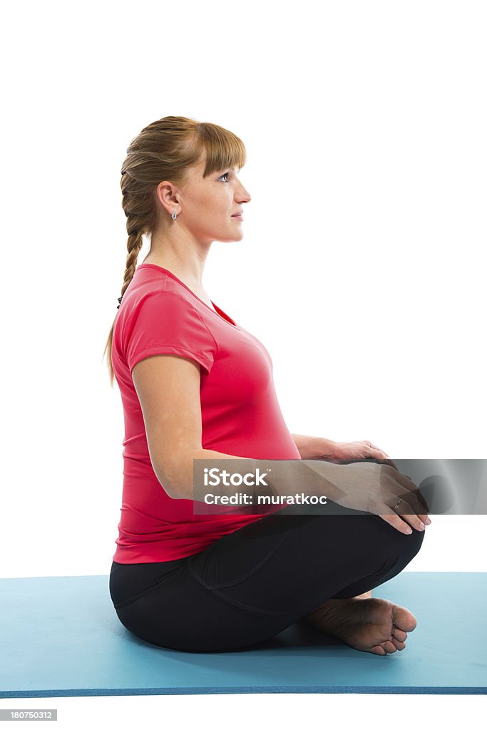 Jeune femme enceinte faisant yoga - Photo de Adulte libre de droits