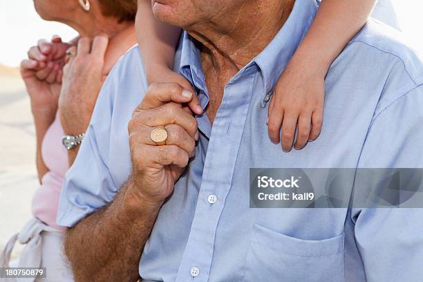 Vista Recortada De Casal Idoso Com Netos Na Parte - Fotografias de stock e mais imagens de 60-69 Anos - 60-69 Anos, 70 anos, Adulto