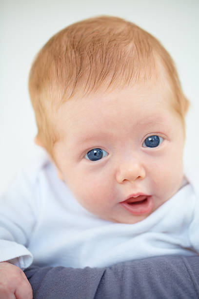 świat jest tak interesujący miejscu! - family mouth open vertical mother zdjęcia i obrazy z banku zdjęć