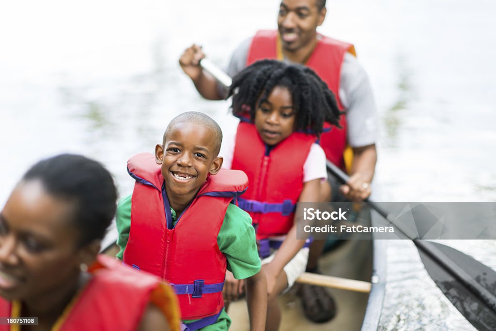 Familia en canoa - Foto de stock de Piragüismo libre de derechos