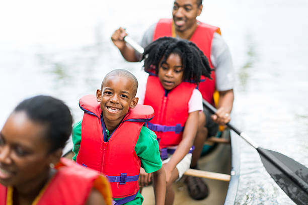 istock Family Canoe Trip 180751108