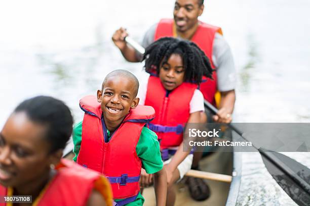 Família Canoa Viagem - Fotografias de stock e mais imagens de Canoagem - Canoagem, Colete Salva-Vidas, Criança