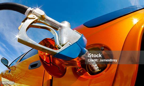 펌핑용 가스 기체guzzler On 화창한 날 연료 펌프에 대한 스톡 사진 및 기타 이미지 - 연료 펌프, 오렌지-감귤류 과일, 주황색
