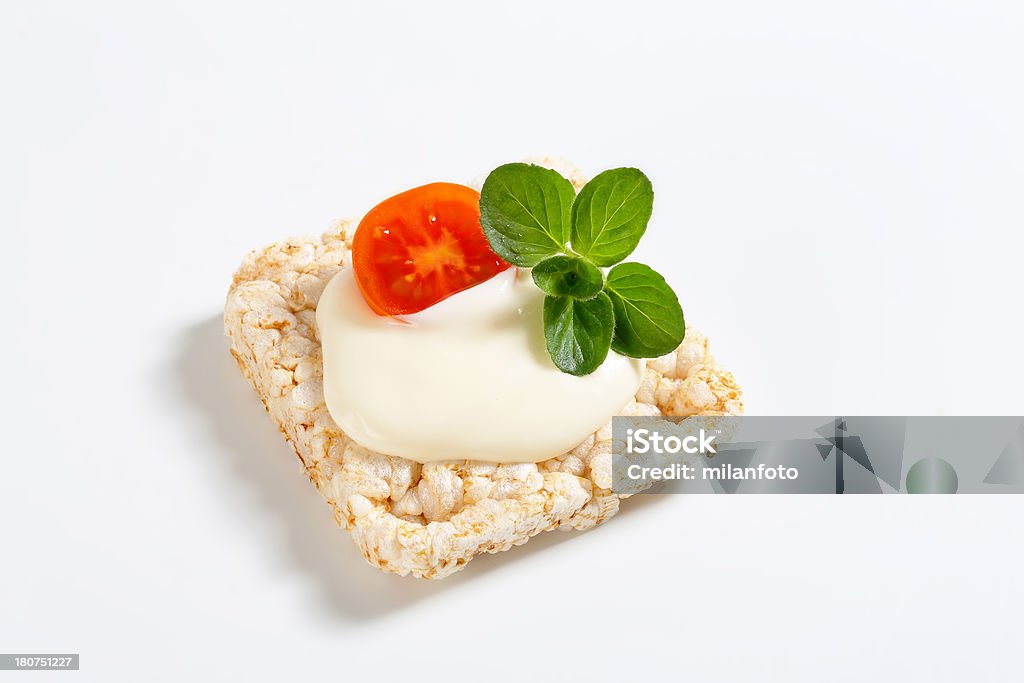 Arroz hinchado galleta crujiente con yogur - Foto de stock de Fondo blanco libre de derechos