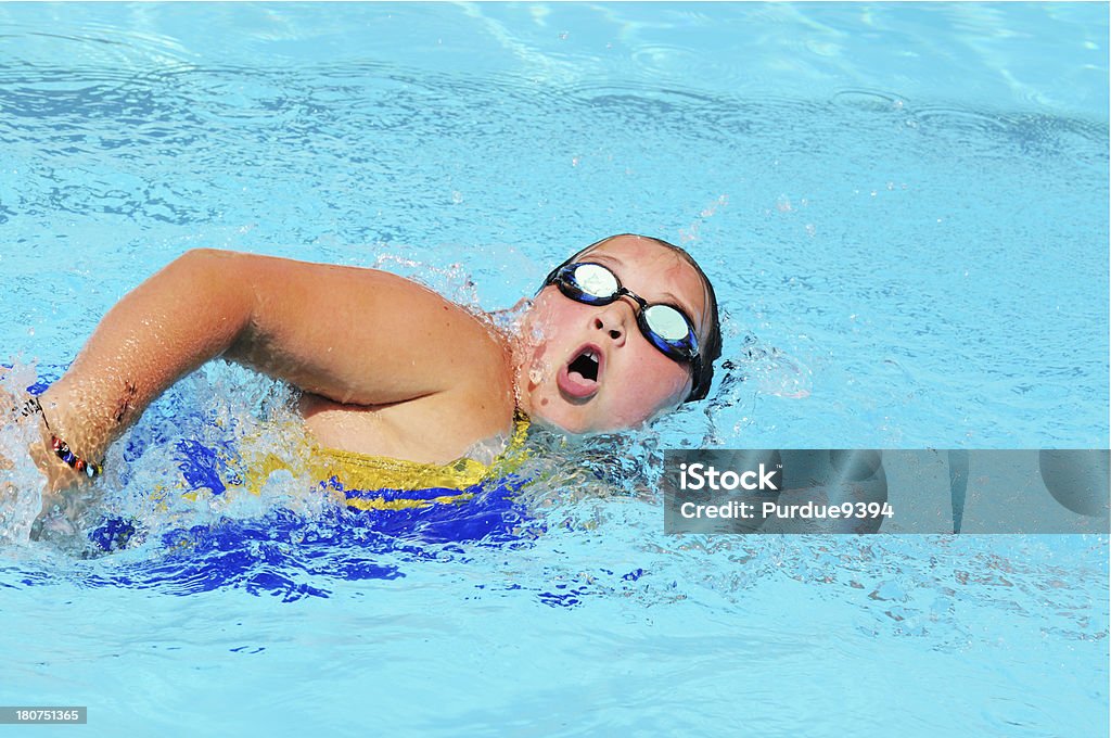 Junges Mädchen einen Freestyle Schlaganfall Rennen im Pool - Lizenzfrei Dick Stock-Foto