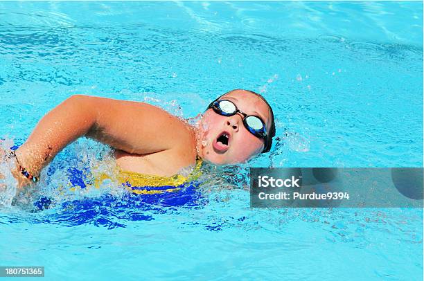 Junges Mädchen Einen Freestyle Schlaganfall Rennen Im Pool Stockfoto und mehr Bilder von Dick