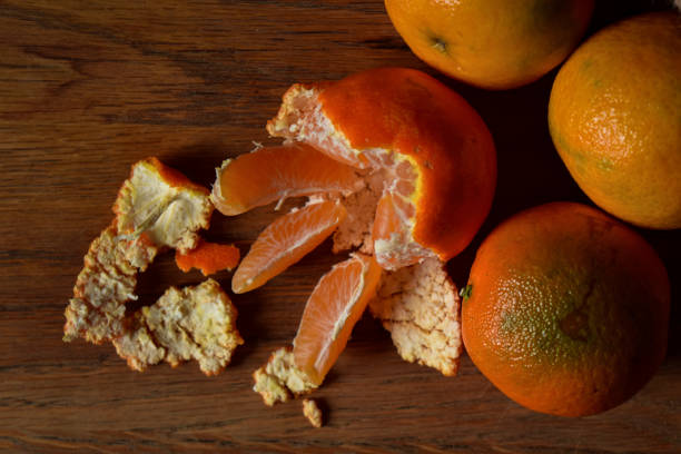 clementinas o mandarinas - orange portion fruit citrus fruit fotografías e imágenes de stock