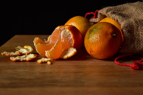 clementinas o mandarinas - orange portion fruit citrus fruit fotografías e imágenes de stock