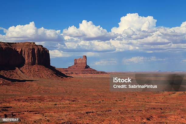 Vale Monument Arizona - Fotografias de stock e mais imagens de Ao Ar Livre - Ao Ar Livre, Arizona, Azul