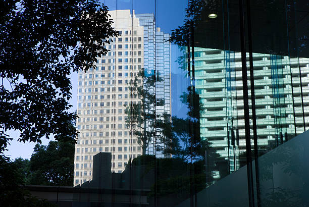 legno e costruzione che riflette la finestra - shimbashi district skyscraper building exterior low angle view foto e immagini stock