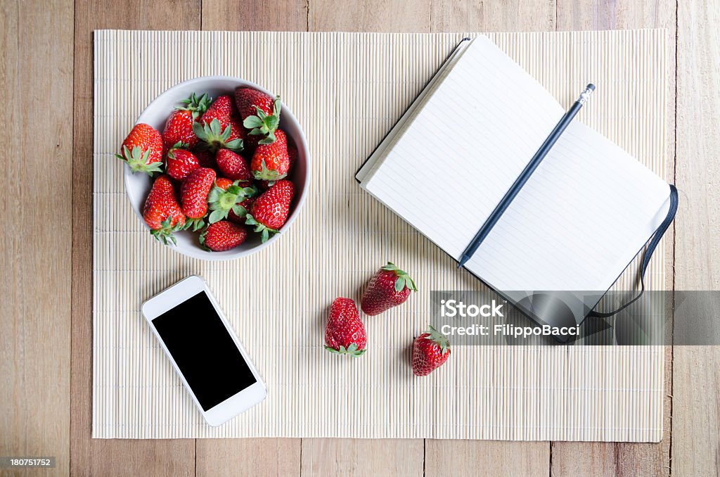 Vuoto ricetta libro con smartphone e fragole - Foto stock royalty-free di Ricettario