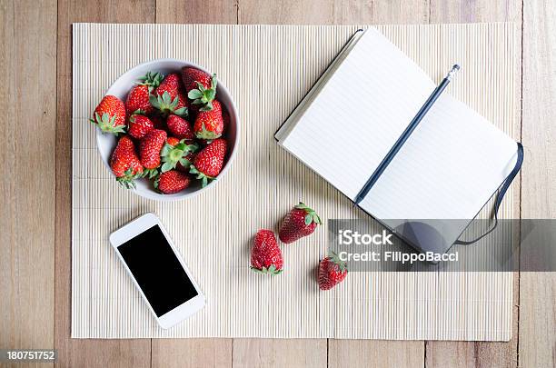 Vuoto Ricetta Libro Con Smartphone E Fragole - Fotografie stock e altre immagini di Ricettario - Ricettario, Veduta dall'alto, Alimentazione sana