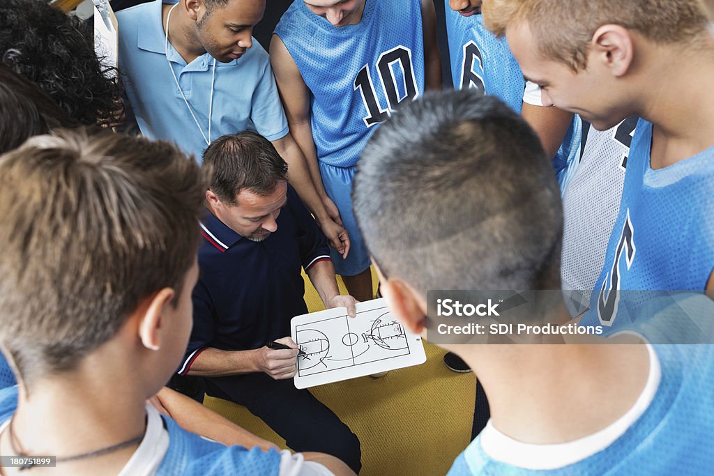 High school Entraîneur de basketball expliquer Joue pour l'équipe - Photo de Entraîneur libre de droits