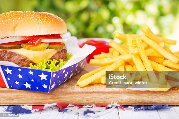 Hamburguesa Con Papas Fritas Sobre Una Mesa Al Aire Libre En La Luz Brillante Foto de stock y más banco de imágenes de Aire libre