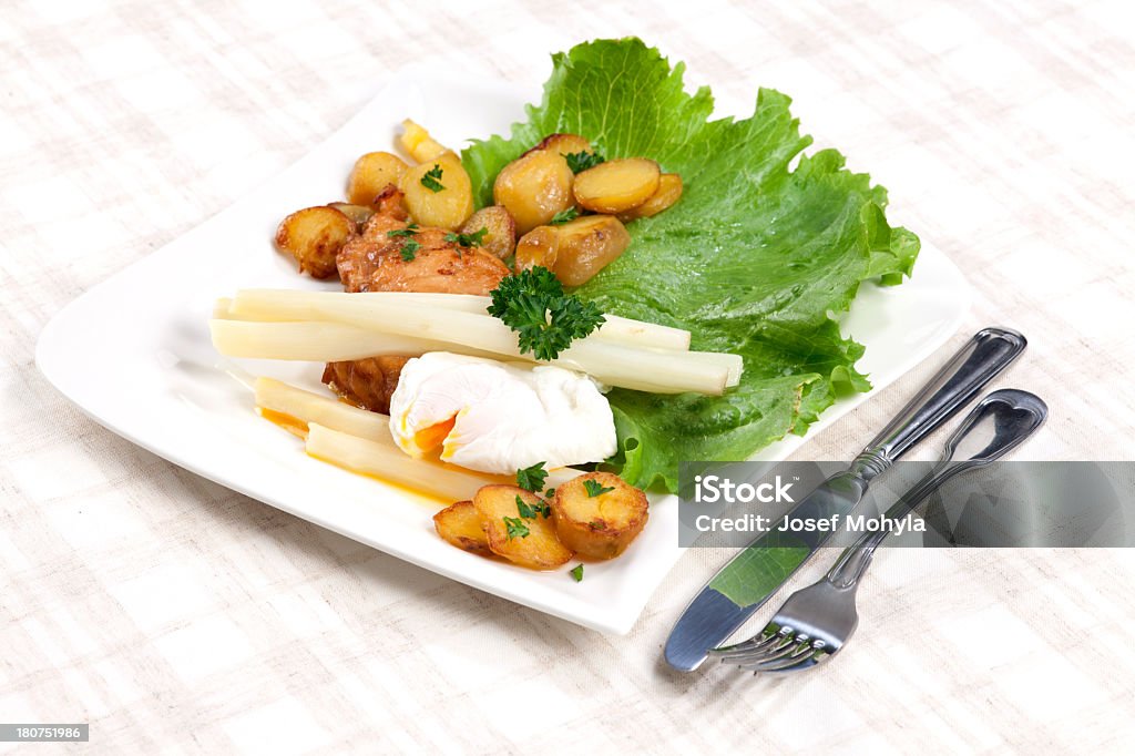 Peito de frango com aspargos e ovo poché - Foto de stock de Alface royalty-free