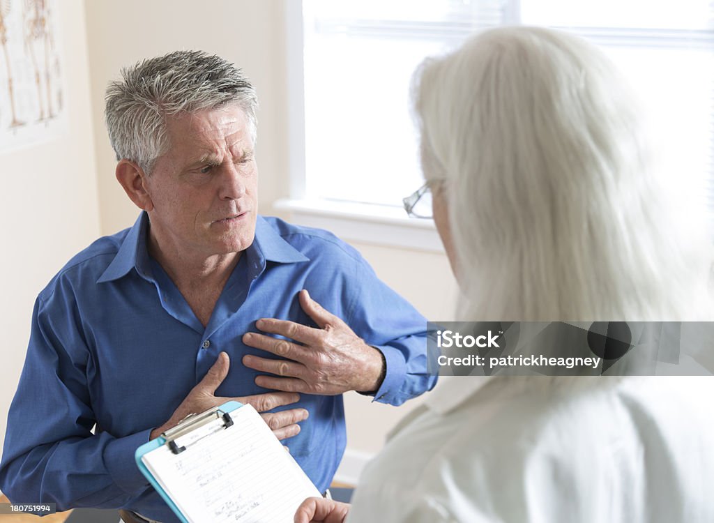 Docteur visite Senior homme - Photo de Cardiologue libre de droits