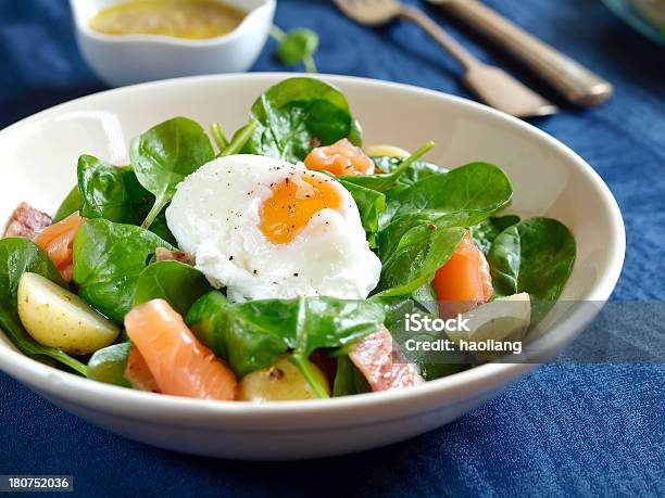 Ensalada Saludables Foto de stock y más banco de imágenes de Ensalada - Ensalada, Patatas preparadas, Salmón - Pescado