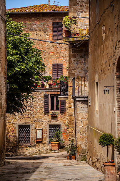 istock Tuscan Village, Italy 180752350