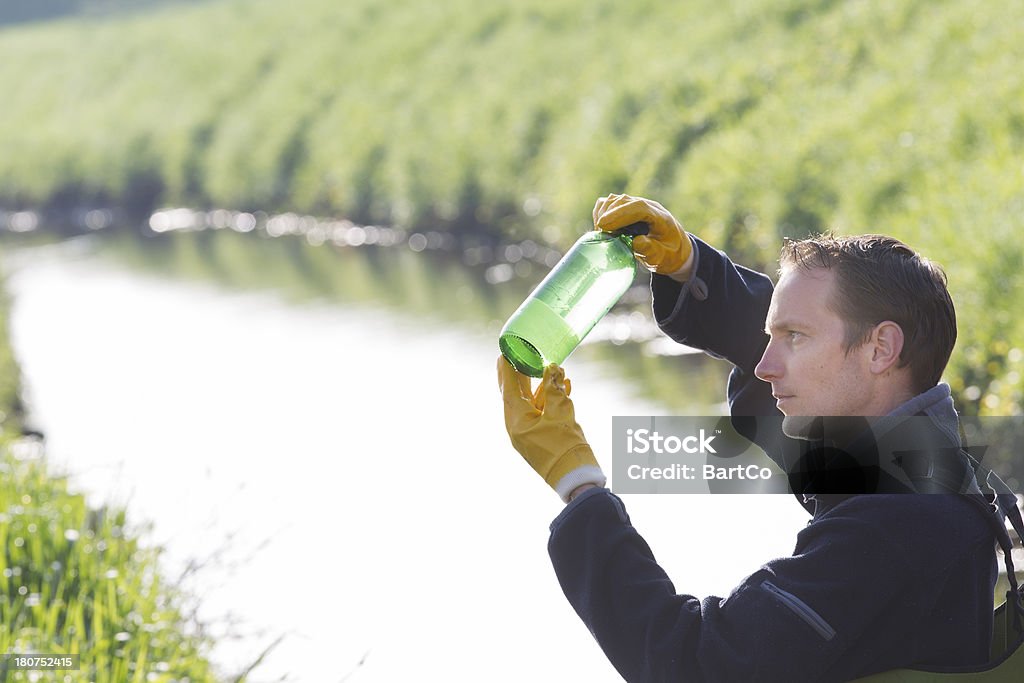 Tirando amostras de solo e a água, investigação ambiental - Foto de stock de Amostra de Água royalty-free