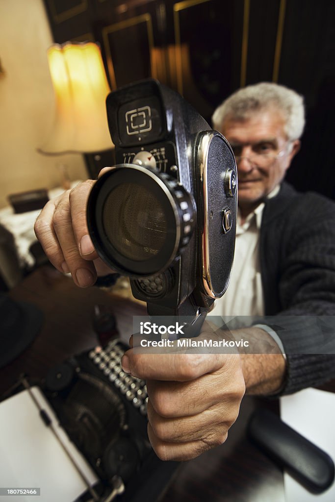 Senior Mann hält video Camera - Lizenzfrei Aktiver Lebensstil Stock-Foto