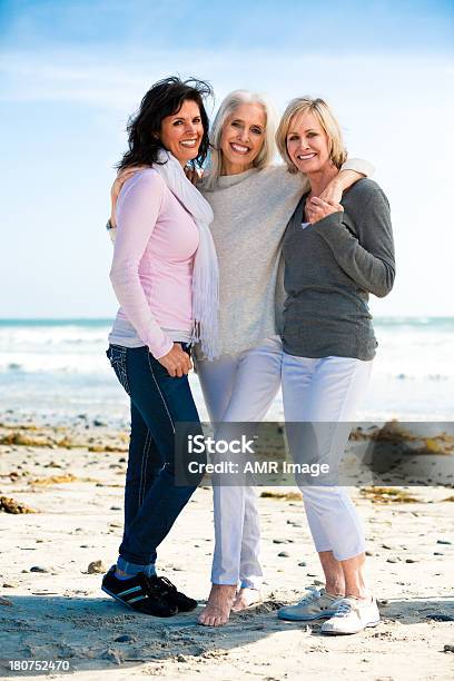 中年の女性の 3 つの美しいビーチで - 人々の集まりのストックフォトや画像を多数ご用意 - 人々の集まり, 友情, 中年の女性