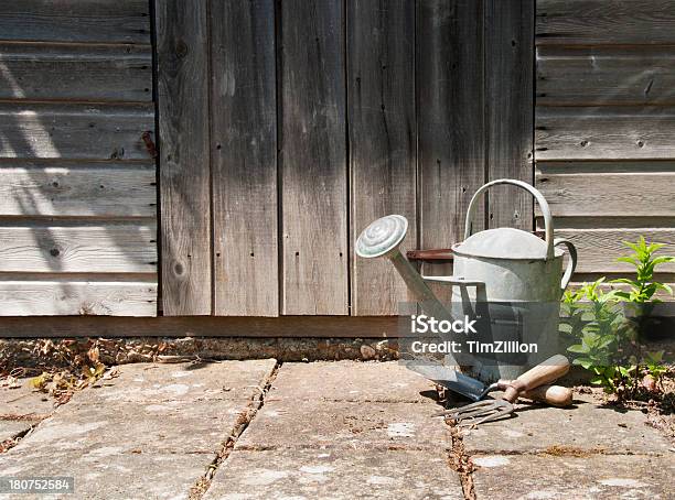 Photo libre de droit de Arrosoir Et Abri De Jardin banque d'images et plus d'images libres de droit de Arrosoir - Arrosoir, Corvée domestique, Devant